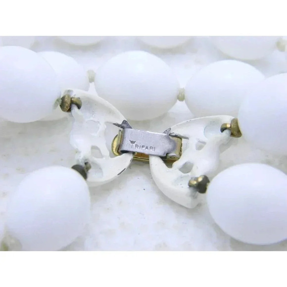VTG CROWN TRIFARI Signed Gold Tone White Plasctic Bead Two Strand Bracelet - Picture 3 of 3